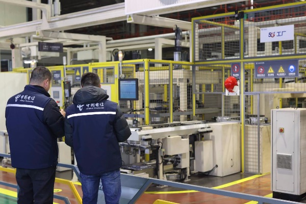 重庆电信工作人员为宗申动力工厂调试网络。重庆电信供图